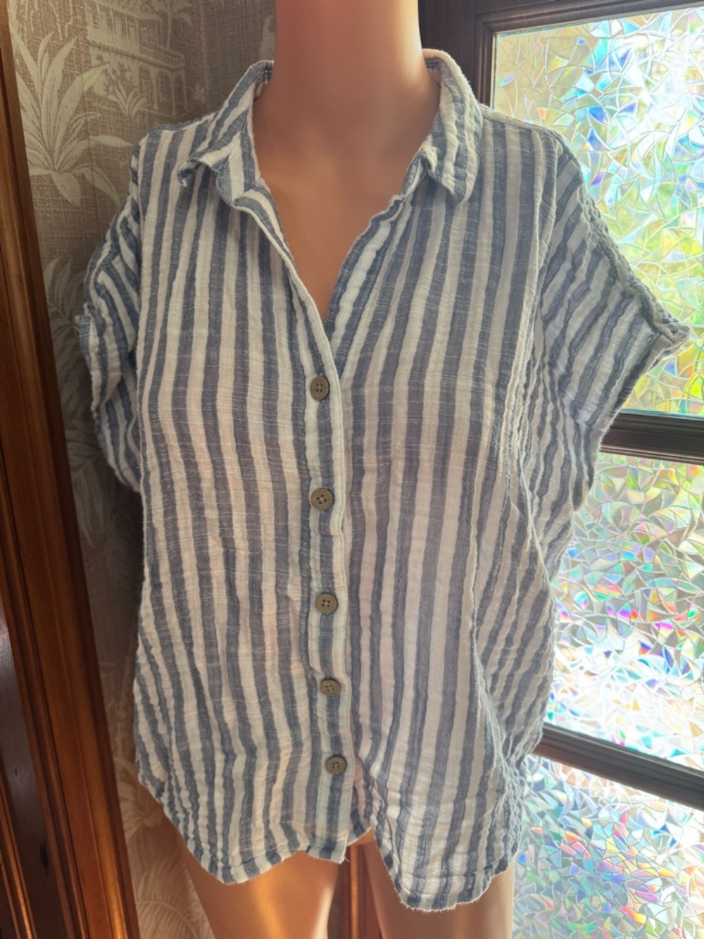 BeachLunchLounge women's L blue white stripe Chambray short sleeve button top